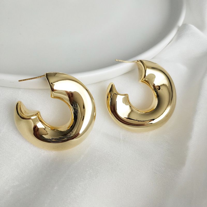 Orecchini a cerchio geometrici esagerati in metallo, design minimalista di nicchia di alta qualità, grandi orecchini a cerchio cavi a forma di C_voghion.com