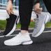 Herrenschuhe 2024 Neuer Stil Trend Einteiler Drop Shipping Laufschuhe mit weicher Sohle Fliegende gewebte Luftpolster Herren Freizeitsportschuhe_voghion.com