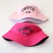 Neu eingetroffen Hot Pink Letter SWIFTIE Wendbarer Fischerhut für Männer Frauen Sommer Strand Sonne Mädchen Faltbarer Reise Outdoor Fischerhut_voghion.com