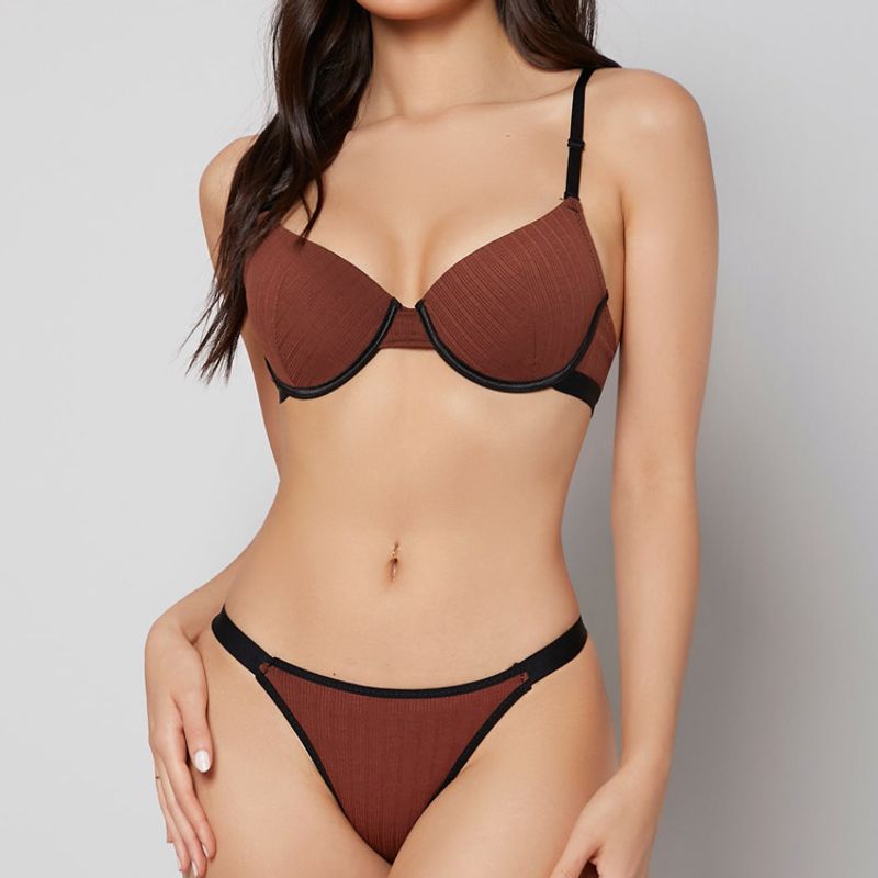 Pull up and adjust the underwire bra for women_voghion.com