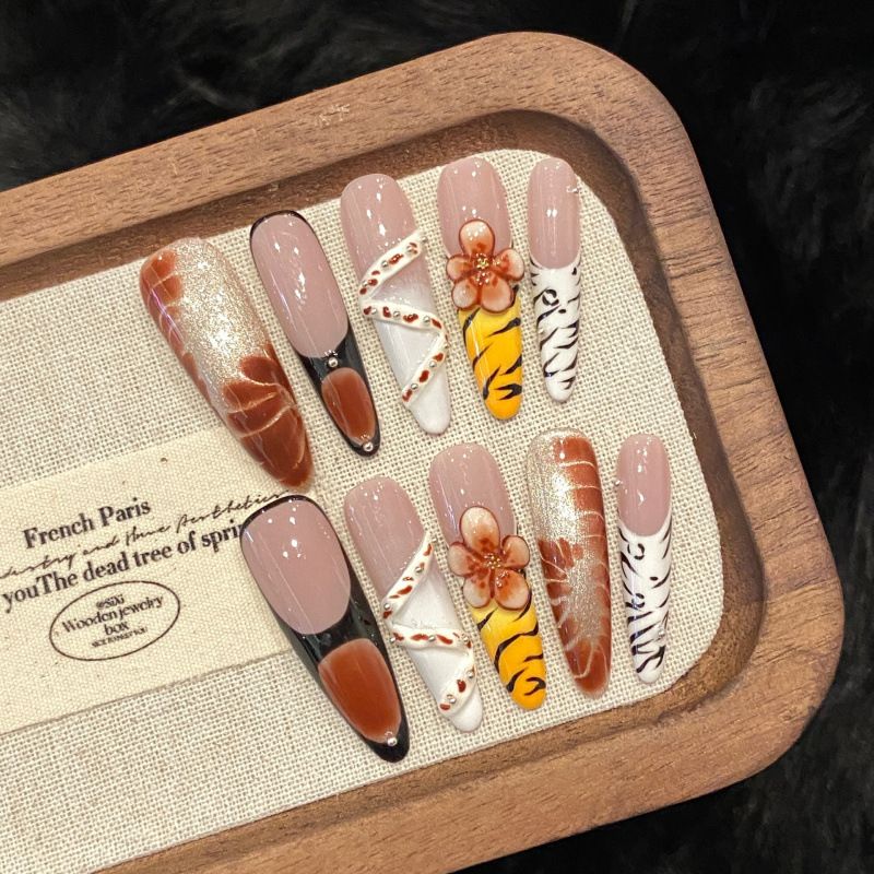 Unhas postiças longas com estampa de leopardo esculpidas à mão e design floral 3D_voghion.com
