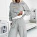 "Conjunto de sudadera con capucha y pantalón deportivo para mujer con forro polar - Conjunto informal con estampado de letras en gris claro y oscuro"_voghion.com