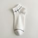 2025d Frühling Sommer Neue Gestreifte Boot Mode Einfache Einfarbige Herren Kurze Schweißabsorbierende Atmungsaktive Baumwollsocken_voghion.com