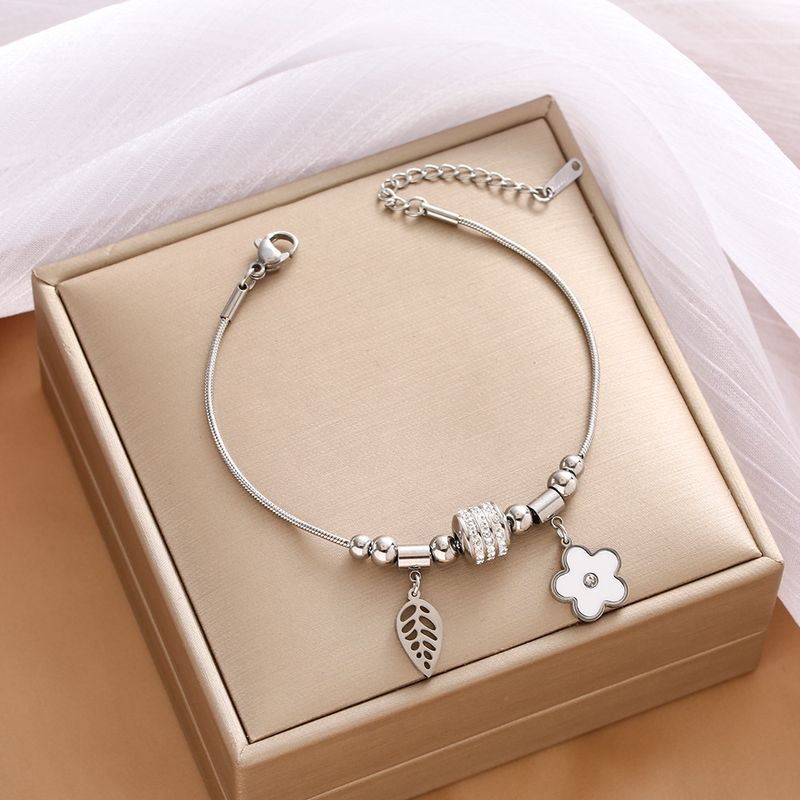 Bracciale in acciaio al titanio elettrolitico sottovuoto con ciondolo a forma di quadrifoglio intarsiato con diamanti di Wen Jian, in vendita a prezzi vantaggiosi._voghion.com