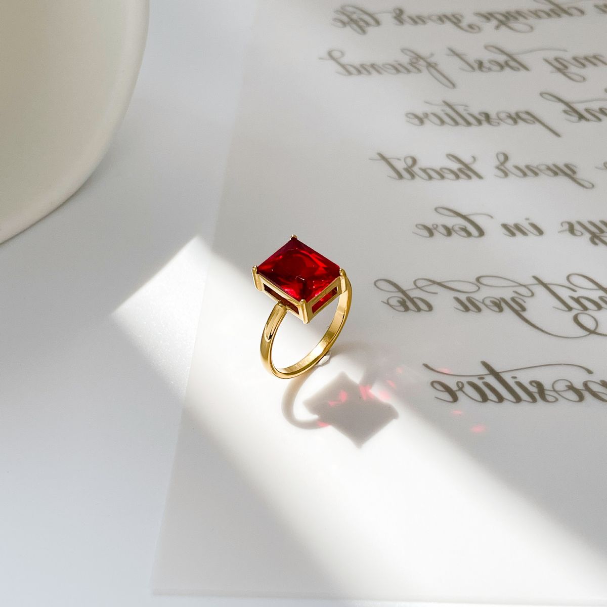 Blingbling Quadratisches Set mit fünf kleinen Diamanten, rotem Zirkon, Titanstahl, Goldring_voghion.com