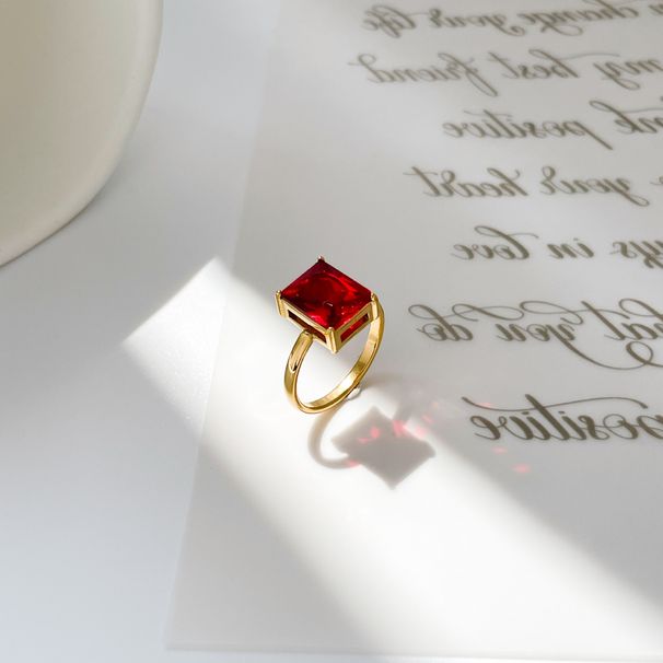 Blingbling Quadratisches Set mit fünf kleinen Diamanten, rotem Zirkon, Titanstahl, Goldring_voghion.com