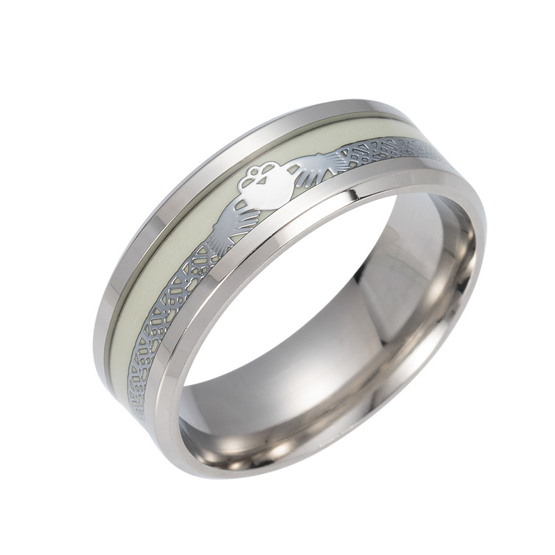 Herrpläterade svarta Claddagh-parring som lyser i mörkret_voghion.com