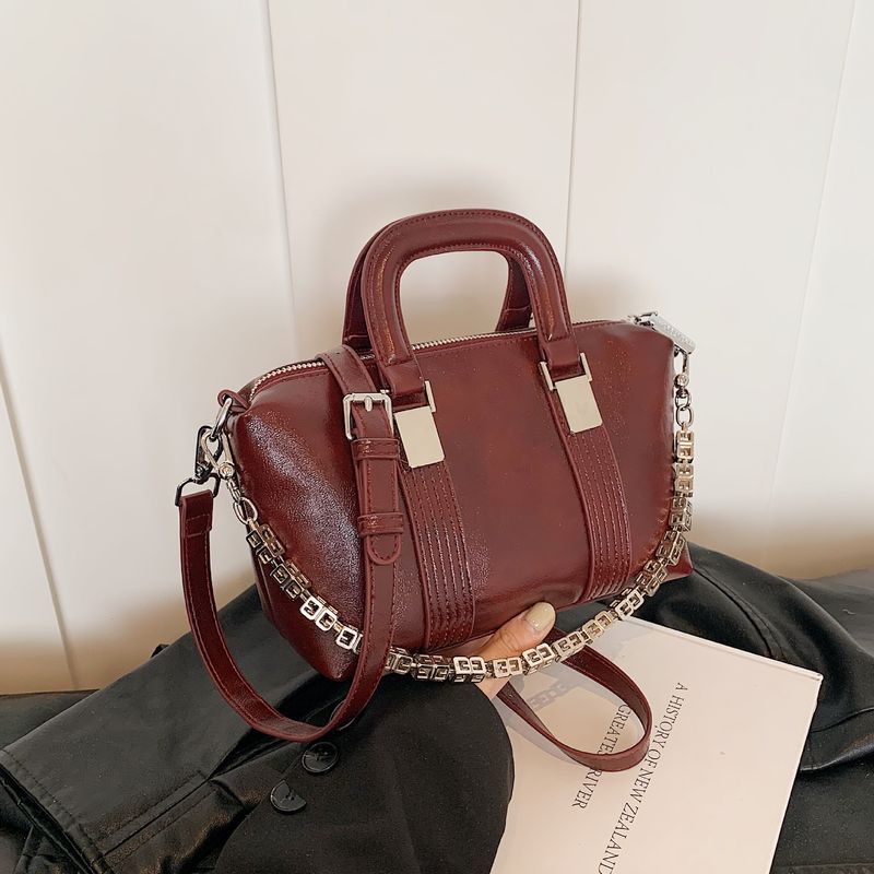 High end chain small square bag, 2024 autumn design sense, hand-held trend, simple and versatile commuting shoulder_voghion.com