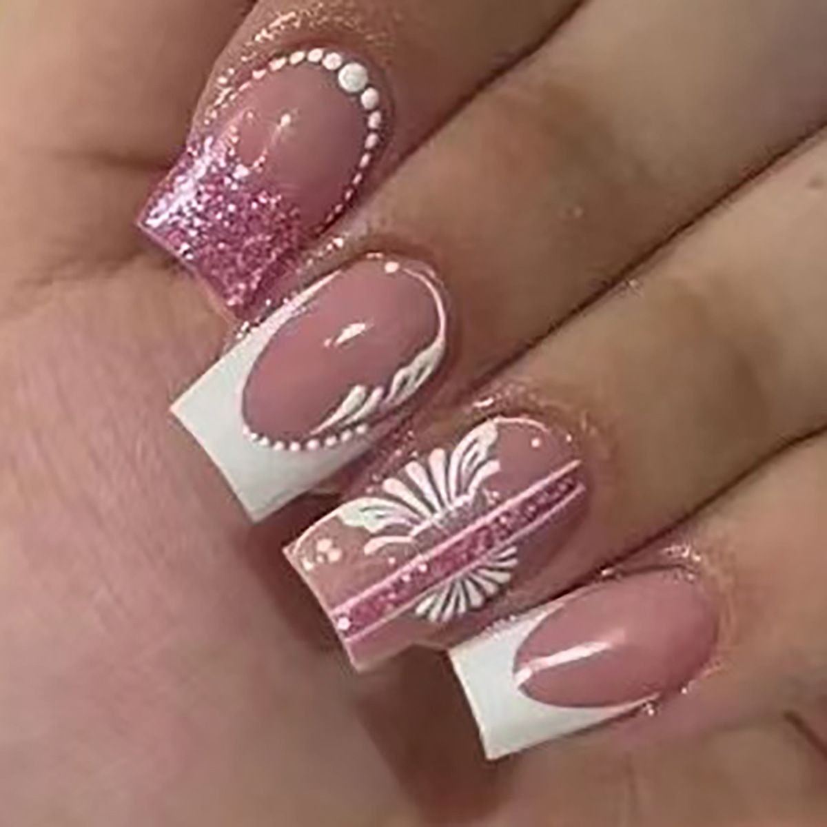Elegante Press-On-Nägel im französischen Stil – Mittellanges, weißes Farbverlaufs-Blumendesign, wiederverwendbare Kunstnägel für Frauen, Nagelkunst im natürlichen Look_voghion.com