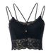 Bellissimo reggiseno interno in pizzo con canotta nera sul retro_voghion.com