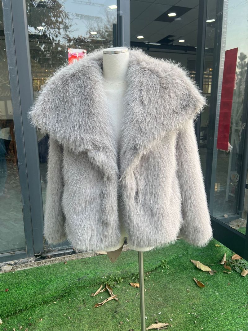Cappotto di pelliccia sintetica di lusso per donna - Elegante giacca invernale con ampio colletto a revers, stile streetwear, lunghezza corta, dalla XS alla XXL_voghion.com