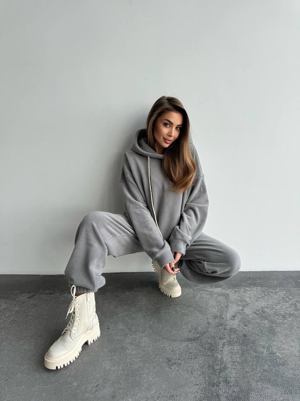 Completo da donna con felpa oversize con cappuccio e pantaloni jogger - Due pezzi streetwear foderati in pile, in grigio e cachi | Coulisse, comfort e stile urbano_voghion.com
