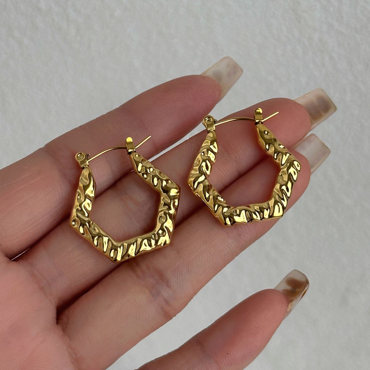 Orecchini pentagonali in rilievo retrò in acciaio al titanio di Niche INS alla moda_voghion.com