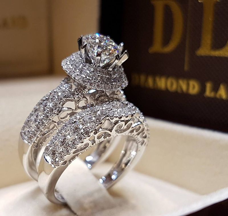 Anillo de plata con base redonda de piedra de ladrillo, con incrustaciones huecas y ocho garras finas, tendencias de moda_voghion.com