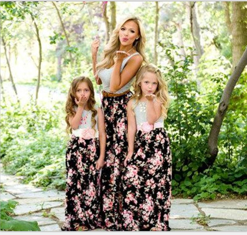 Moeder & kinderen Buitenlandse handel lente en zomer Europees en Amerikaans zwart-wit gestreepte splitsende bloemen mouwloze jurk ouder-kind outfit_voghion.com