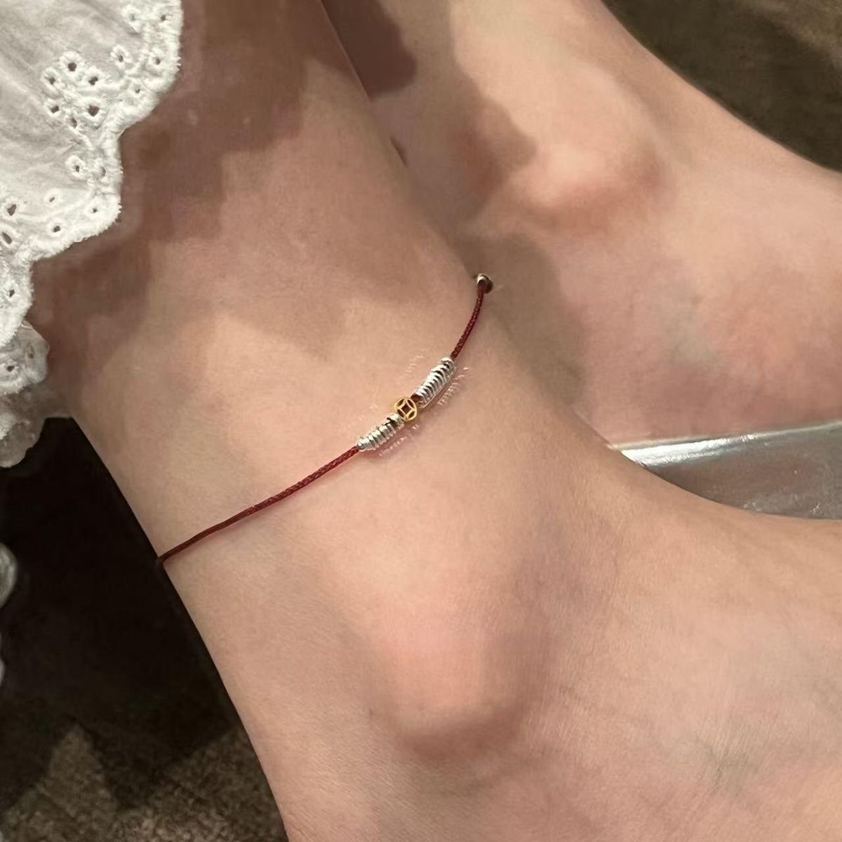 Cavigliera in argento puro stile cinese con piccola corda rossa in rame per donna, design di nicchia con moneta d'oro, alla moda e versatile_voghion.com