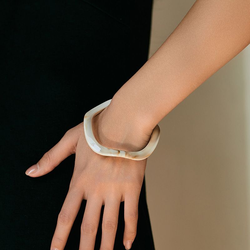 Wave-Edge Acryl-Armreif - Handgefertigter moderner minimalistischer Armreif mit abstraktem Marmoreffekt_voghion.com