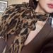 Millennial Hot Girl Style Leopardenmuster für Frauen 2024 Neuer langer Seidenschal Dünner Persönlichkeitsschal Zubehör_voghion.com