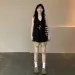 Ensemble deux pièces coréen décontracté et tendance pour femme, composé d'un haut noir à col V et d'un short, idéal pour l'été et les jeunes._voghion.com