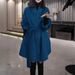 Minimalistischer Damenmantel aus Wollmischung mit Gürtel – Übergroßer Trenchcoat mit schlankmachender Taillenbindung (mittellang, einfarbig blau, vielseitig fürs Büro und Wochenende)_voghion.com