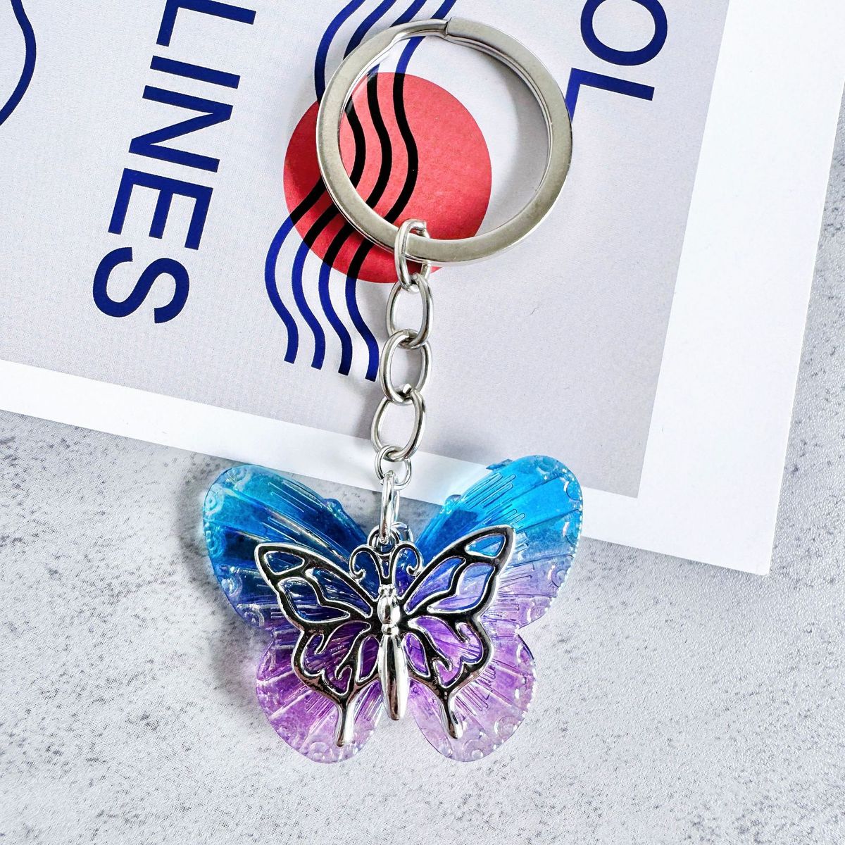 2025 Nuovo portachiavi a forma di farfalla in resina, squisita personalità, creativo, zaino, custodia per auricolari, ciondolo per auto, regalo semplice_voghion.com