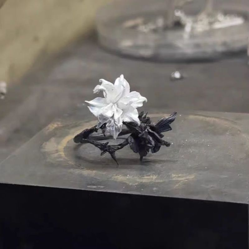 'Di Ye Jia' Mandala Flower Niche Design Cool Black And White Alternating Tail Ring_voghion.com