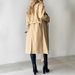 Klassischer Khaki-Trenchcoat für Damen mit Gürtel – Langer Mantel in schmaler Passform für Büro und Freizeit_voghion.com
