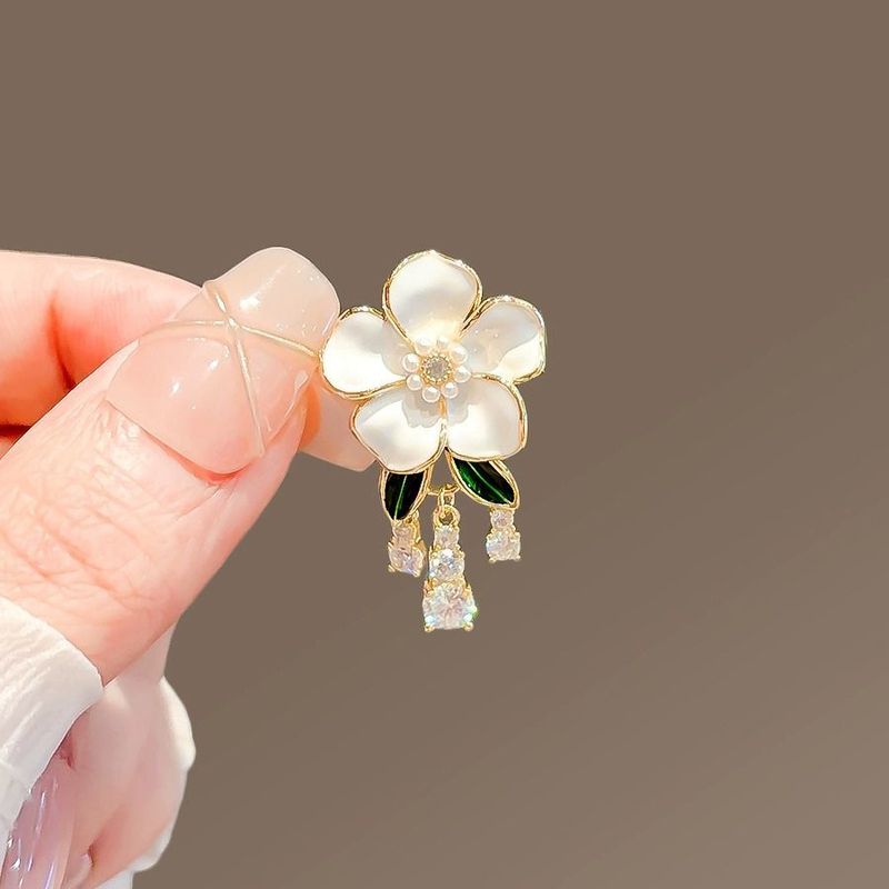 White Camellia Fringed Brooch High-end Women's Niche Light Luxury Exquisite Brooch Summer Anti-light Buckle Pin Accessories_voghion.com