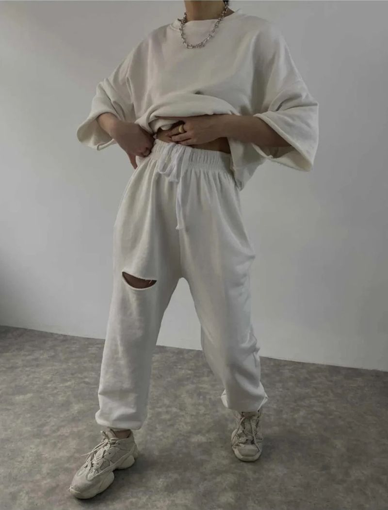 Set coordinato Urban Edge: maglia girocollo a maniche lunghe e pantaloni con coulisse effetto consumato (bianco/beige/kaki/argento/grigio scuro, S-XL)_voghion.com