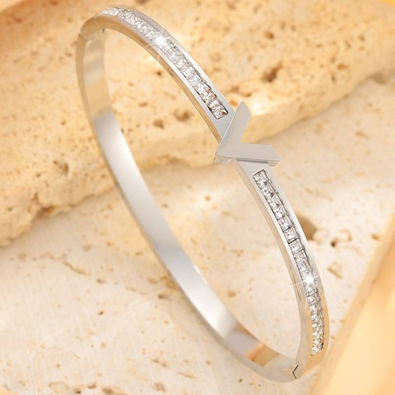 Pulsera de acero y titanio, con diamante cuadrado y letra V, de acero inoxidable de alta gama, esencial para atuendos de élite._voghion.com