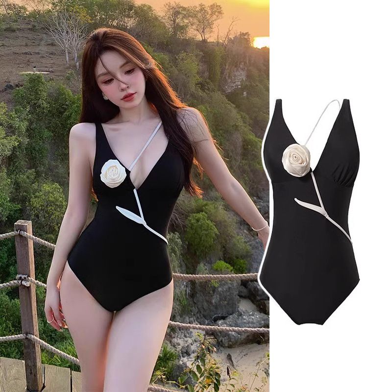 Maillot de bain une pièce noir pour femme, décolleté en V français, amincissant, ventre plat, dos nu, motif floral 3D, sexy et pur_voghion.com