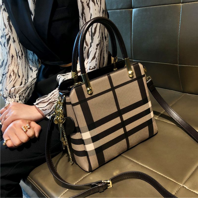 Hong Kong Brand Genuine Leather Bag 2024 New Trendy And High End Hand Held Bucket Bag With Western Style Retro Crossbody Shoulder Bag_voghion.com