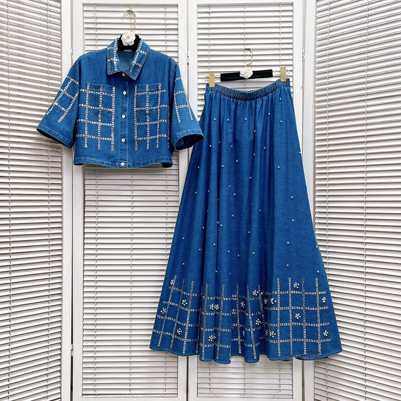 Vêtements pour femmes début du printemps nouveau haut à manches courtes en diamant chaud jupe élastique perlée costume en jean deux pièces_voghion.com
