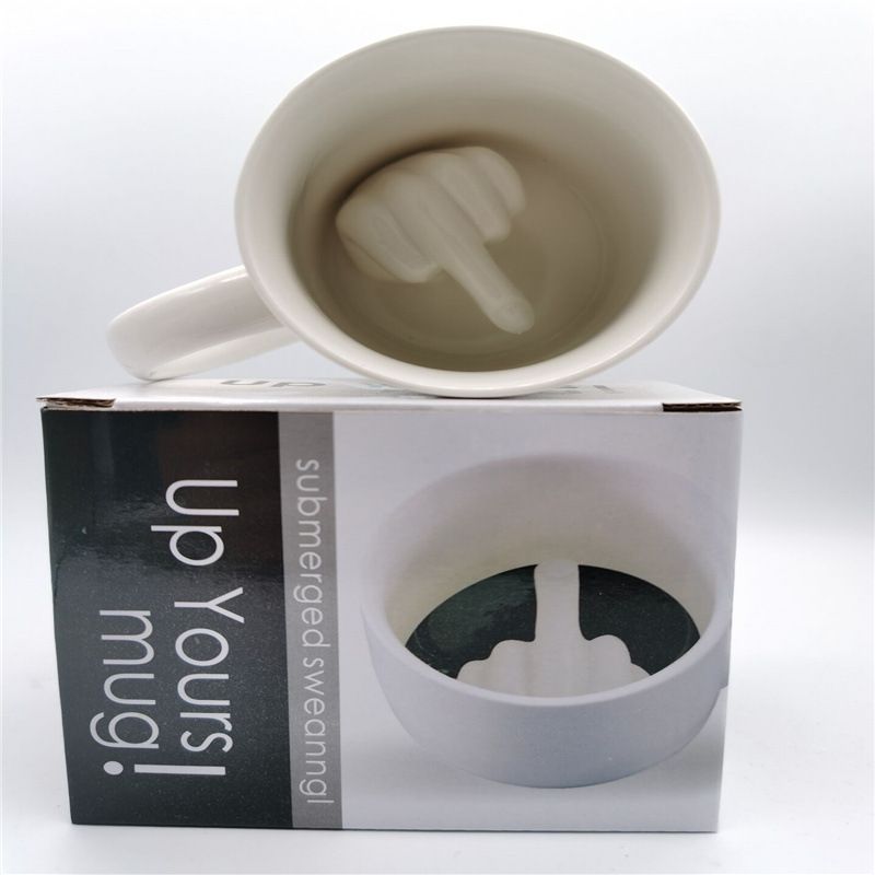 Tazza in ceramica con finto dito medio, scherzo del caffè creativo_voghion.com