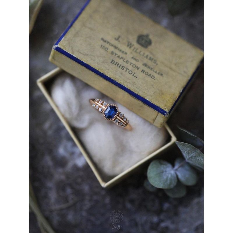 "Roma" vergulde ingelegde donkerblauwe zirkonia-schildring voor dames, luxe ring met nichelicht_voghion.com