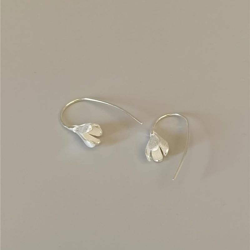 Orecchini di design di nicchia con piccoli fiori di magnolia squisiti e di alto valore, versatili, freschi e artistici._voghion.com