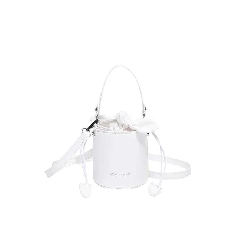Mini Exquisite Wäinrout Glänzend Lack Uewerfläch Crossbody Tasche 2024 Nei Schleifen Drstring Ënneraarmtaschen High Street Lippenstift_voghion.com