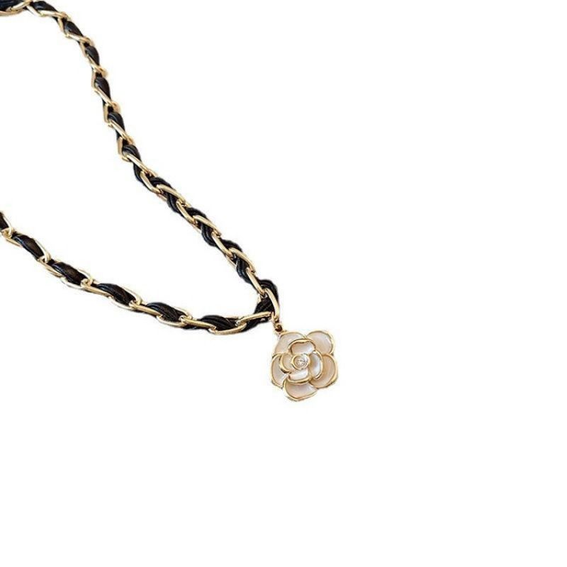 Collana di camelia bianca, design di nicchia, KTV, accessorio in stile minimalista, con catena per clavicola avvolgente femminile_voghion.com