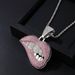 rosa krumme Lippen, freiliegende Zähne, Lippenstift, voller Diamant-Mikro-Intarsien-Hip-Hop-Anhänger-Halskette_voghion.com