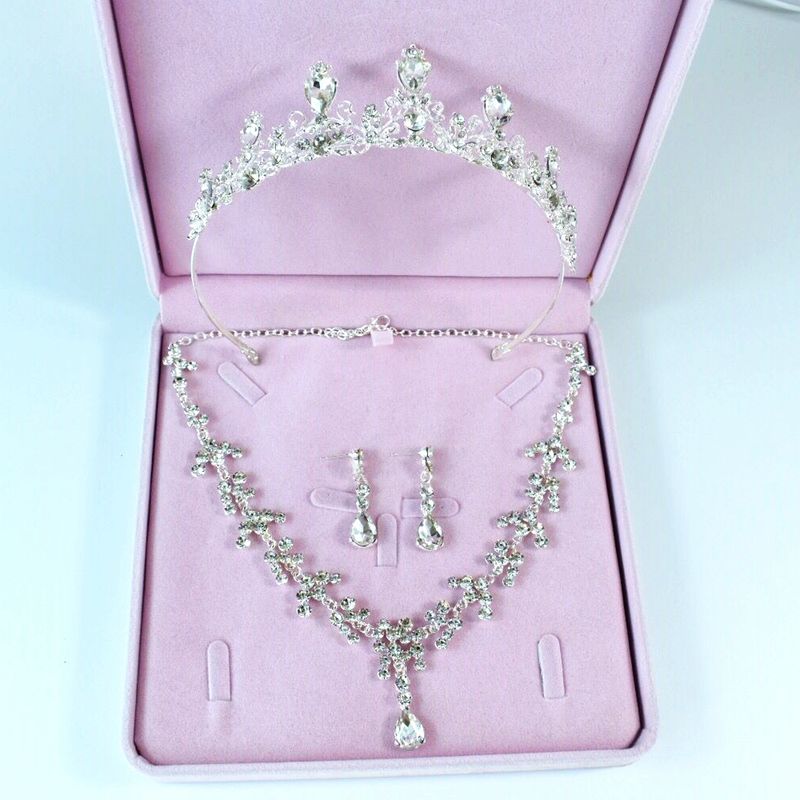 Nieuwe bruidsketting kroon oorbellen driedelige set Koreaanse bruidstiara trouwjurk fotostudio accessoires sleutelbeenketting groothandel_voghion.com