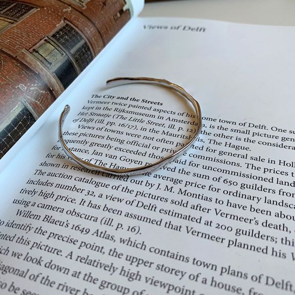 Bracelet Sterg Sier à texture concave irrégulière pour femme, avec lumière froide et élégante, effet rebondissant et style plat_voghion.com