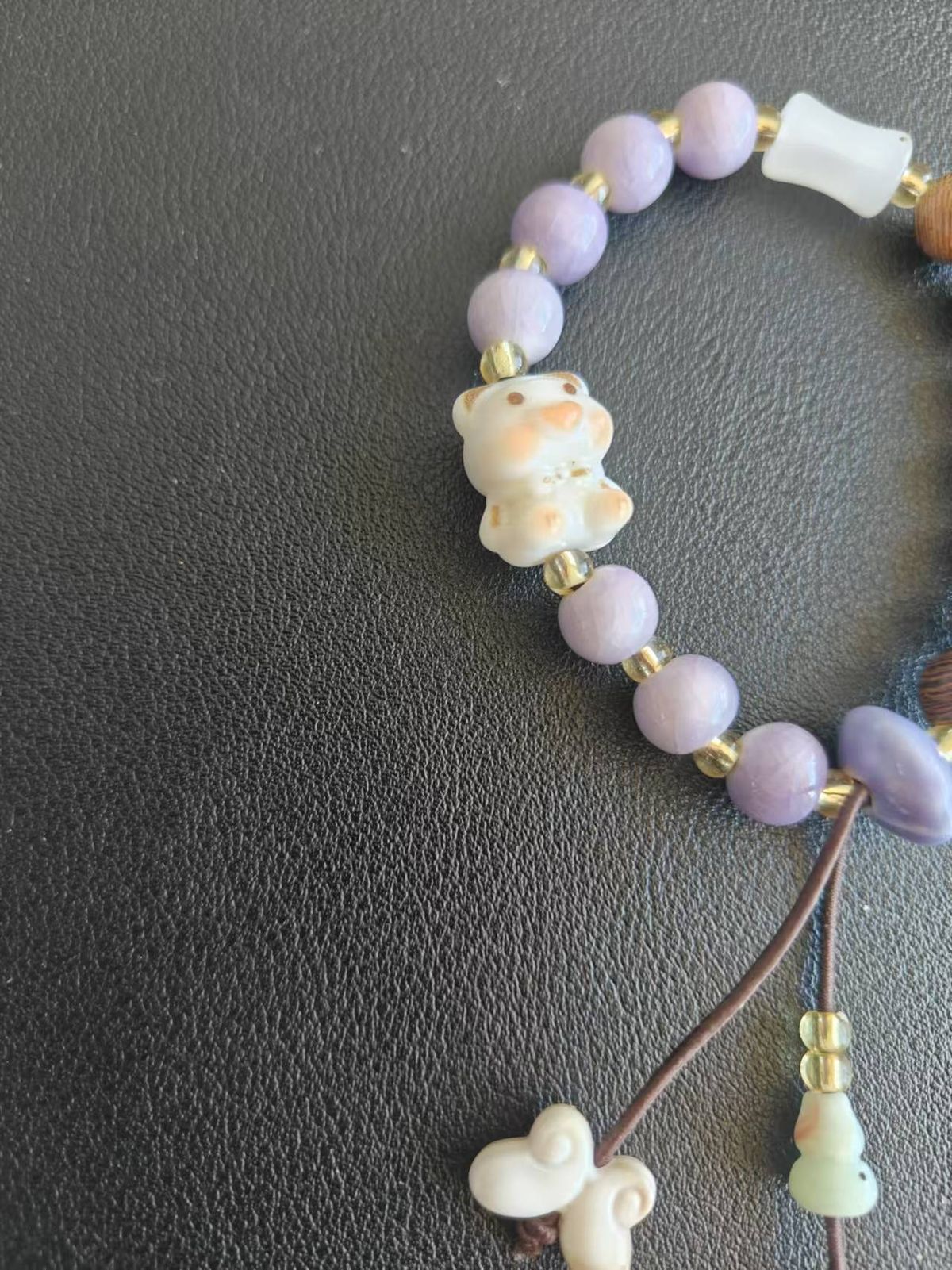 Handgefertigtes Keramikperlenarmband aus Jingdezhen: Kunsthandwerklich gefertigt – mit süßem Tieranhänger und gemischten Perlen für den täglichen Gebrauch_voghion.com