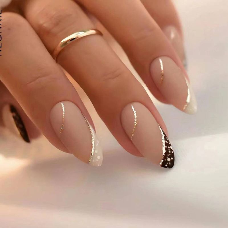 24 de bucăți de lungime medie în formă de migdale în formă de cafea neagră culoare contrastant textură mată auriu ondulat îmbrăcăminte ocazională nail art wear unghie și 1 bandă de șters și 1 gel_voghion.com