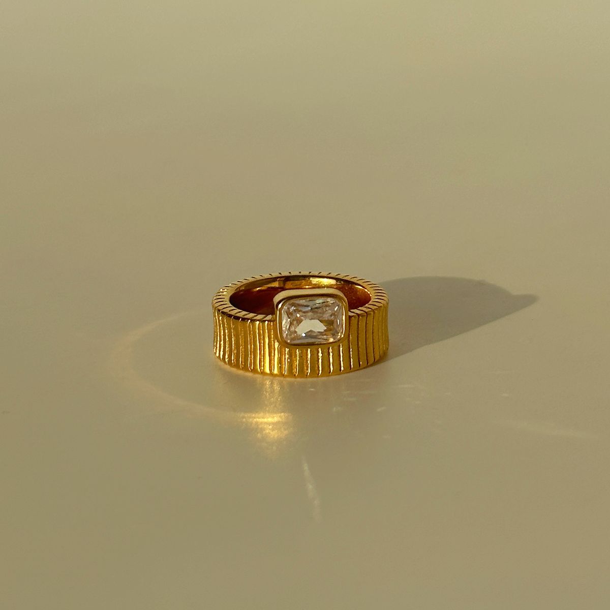 Anello INS in acciaio al titanio elettroplaccato con zirconi smeraldi a strisce_voghion.com