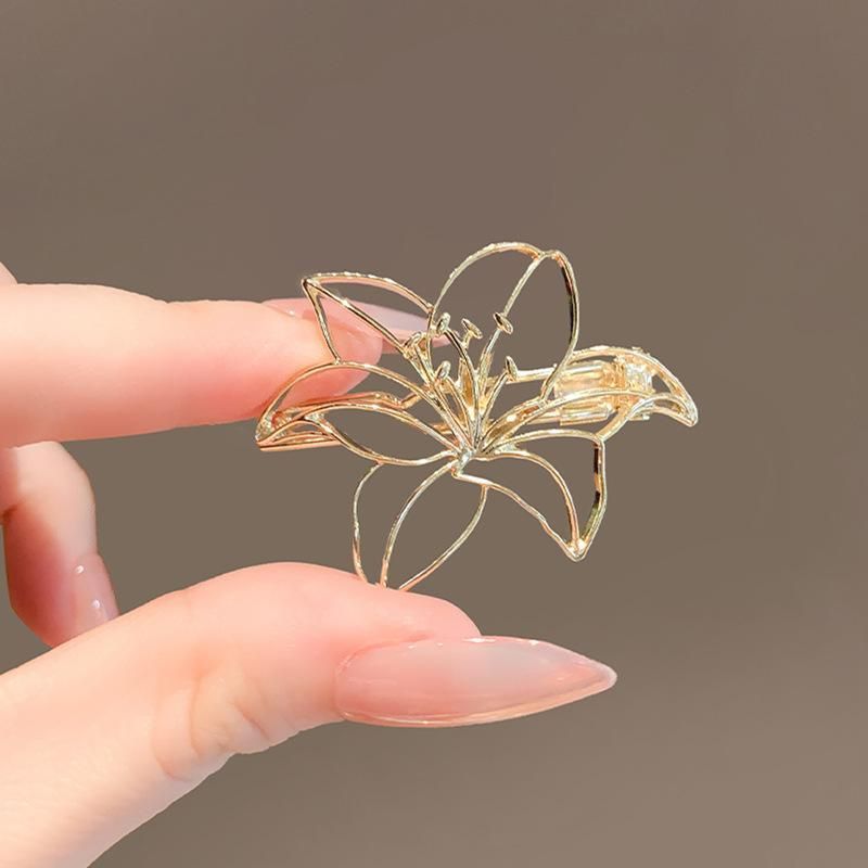 Simple Hollow Flower Flower Brooch Women's High-end Sense Of High-end Fashion Temperament Suit Shirt Corsage Accessories Pin_voghion.com