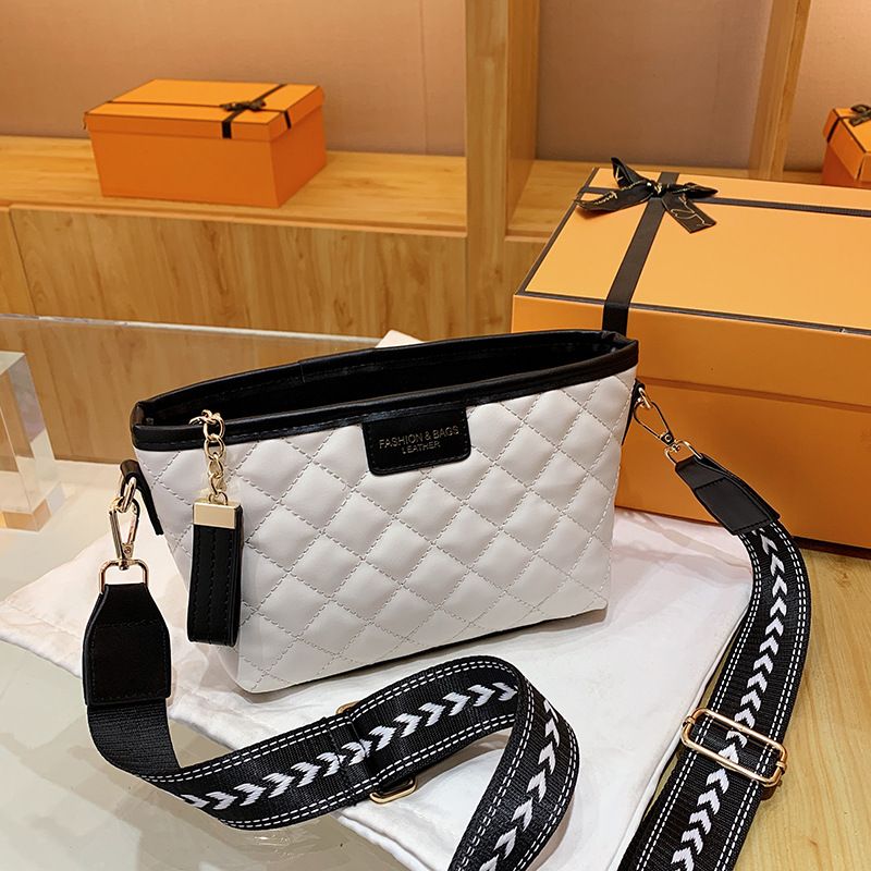 Beliebte Handtasche Für Damen Im Jahr 2023, Neue Trendige Einzelschultertasche Mit Diamantgitter-Stickerei, Modische Und_voghion.com