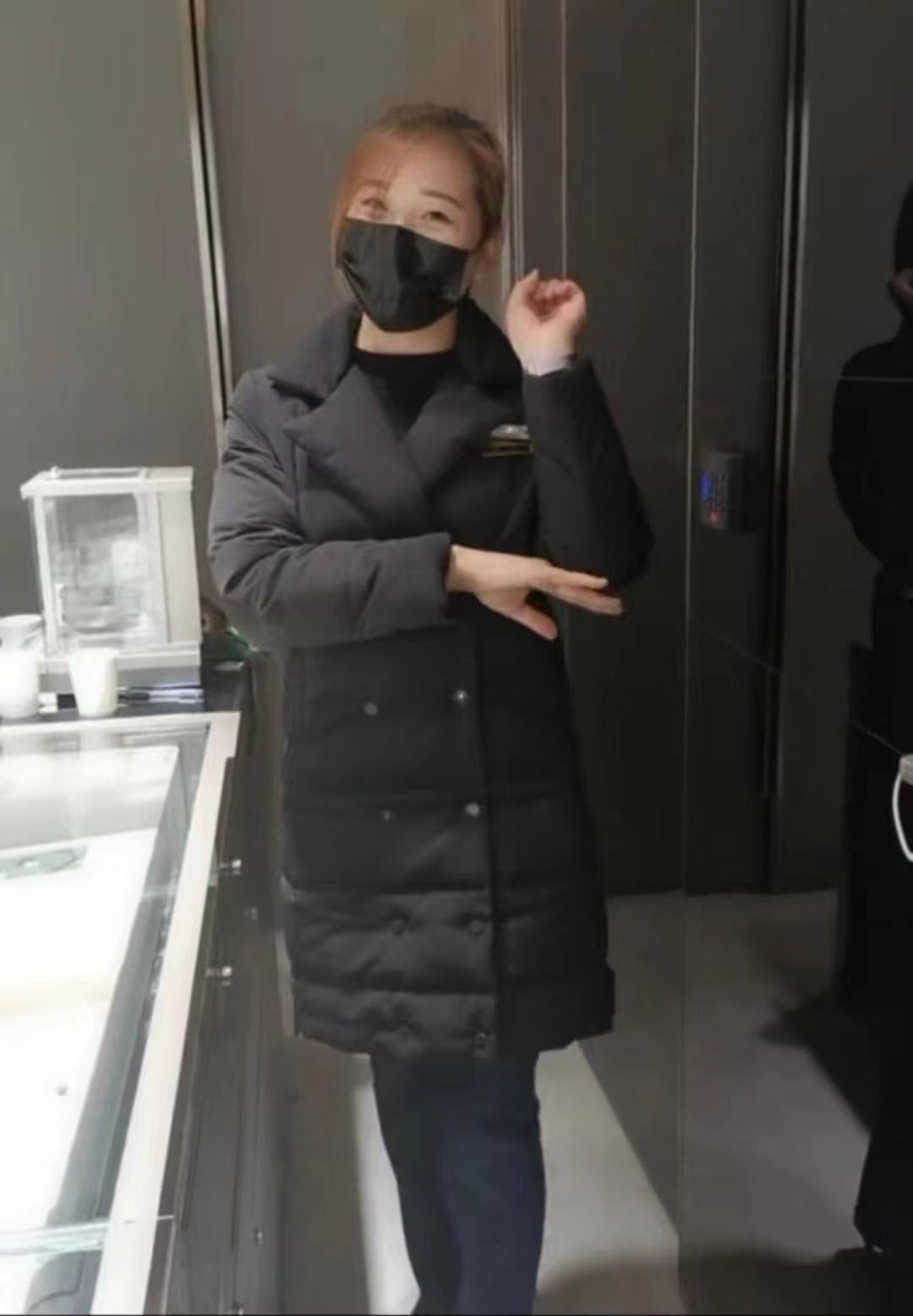 "Luxuriöse weiße Entendaunenjacke für Juwelierpersonal – Hochwertiger warmer Wintermantel mit Anzugkragen (Schwarz, S–L)"_voghion.com