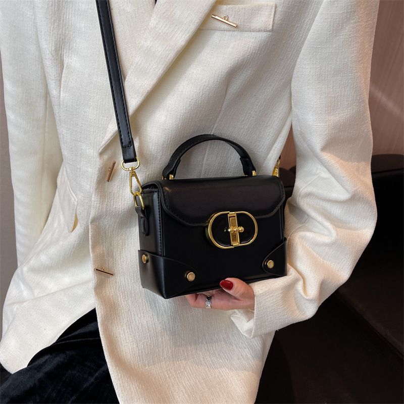 High-end texture small bag 2023 new bag all-match Messenger bag foreign style fashion shoulder portable small square bag_voghion.com