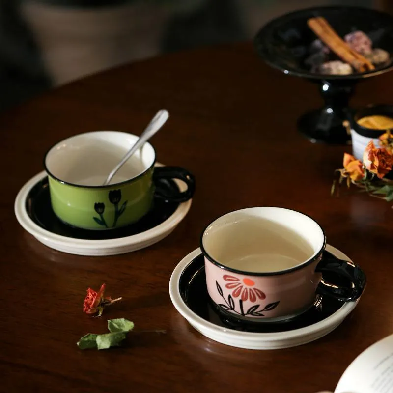 Ar rokām apgleznota ziedu keramikas krūze Retro nišas kafijas krūze un apakštasīšu komplekts Latte ziedu tējas krūze_voghion.com