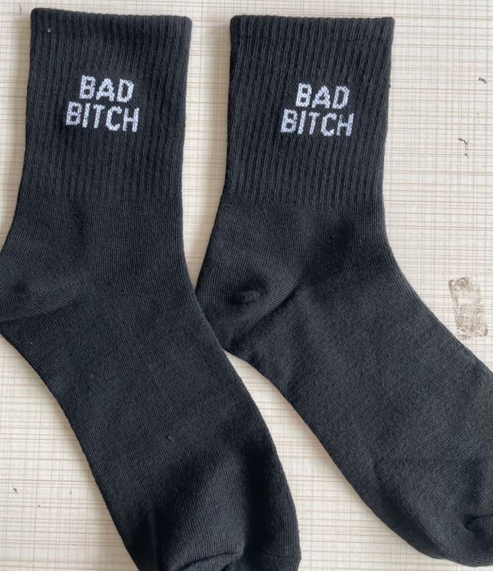 Unisex BAD B ITCH zeķes Vidēja izmēra zeķes Baltas zeķes Alfabēta zeķes ikdienas zeķes_voghion.com